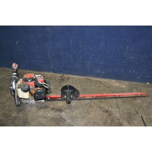 1080 - A KAWASAKI TF22 VINTAGE PETROL HEDGE TRIMMER (engine pulls freely but hasn't been started)