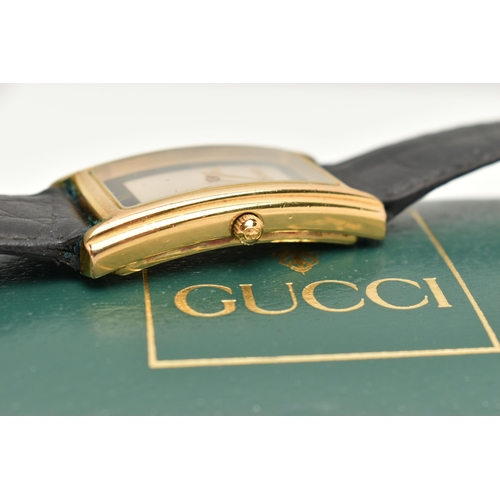 32 - A GENTS 'GUCCI' WRISTWATCH, quartz movement, rectangle dial, signed 'Gucci', Roman numerals at the t... 