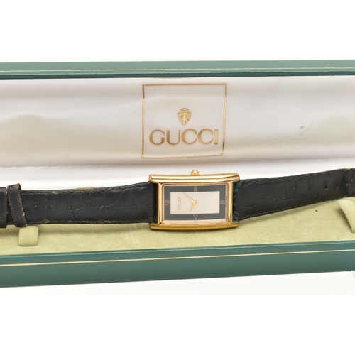 32 - A GENTS 'GUCCI' WRISTWATCH, quartz movement, rectangle dial, signed 'Gucci', Roman numerals at the t... 