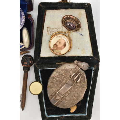 116 - AN ASSORTMENT OF 19TH AND 20TH CENTURY JEWELLERY, to include a locket with a buckle design, a Victor... 