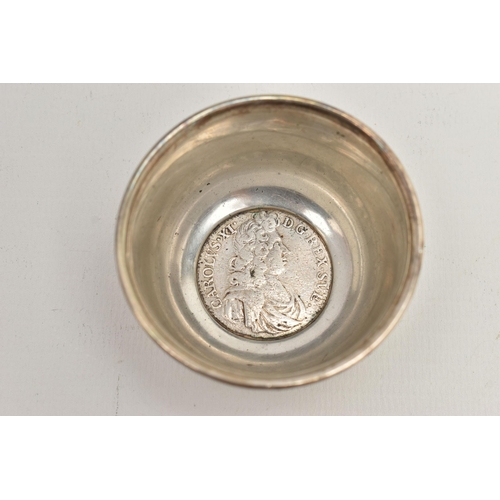 119 - A SMALL SWEDISH SILVER CUP WITH COIN BASE, the base set with a Swedish coin for 1690, with facsimile... 