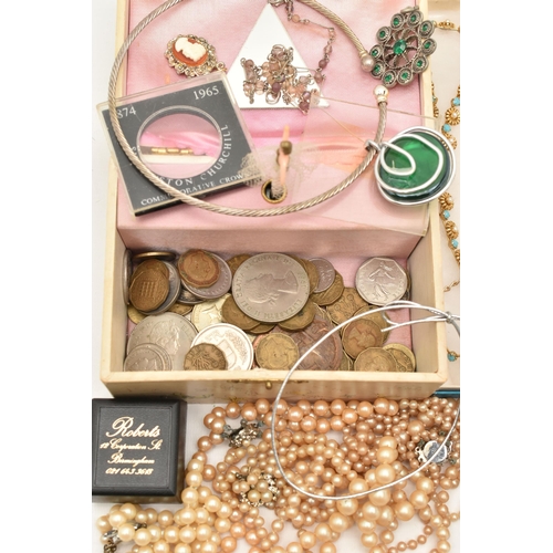 122 - A BOX OF ASSORTED JEWELLERY, to include costume jewellery necklaces brooches, and pendant, also incl... 