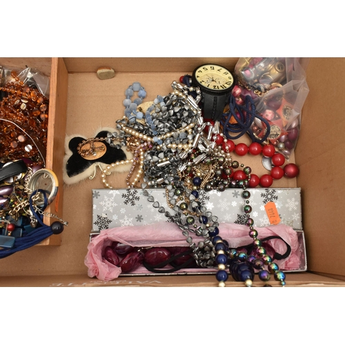 125 - A BOX OF ASSORTED ITEMS, to include an assortment of costume jewellery, a mantle clock, a small dagg... 