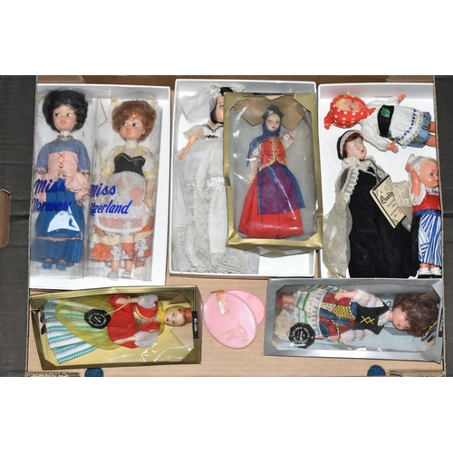 347 - A COLLECTION OF VINTAGE BOXED AND UNBOXED COLLECTORS COSTUME SOUVENIR DOLLS, majority appear complet... 