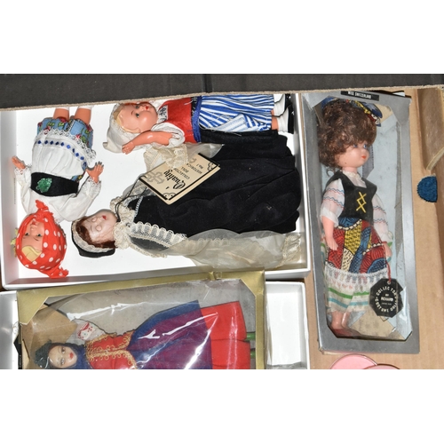 347 - A COLLECTION OF VINTAGE BOXED AND UNBOXED COLLECTORS COSTUME SOUVENIR DOLLS, majority appear complet... 