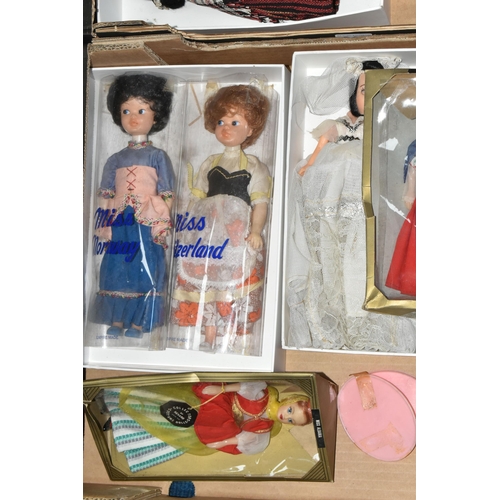 347 - A COLLECTION OF VINTAGE BOXED AND UNBOXED COLLECTORS COSTUME SOUVENIR DOLLS, majority appear complet... 