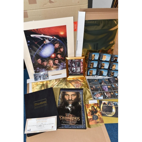 366 - A QUANTITY OF VARIOUS COLLECTORS MEMORABILIA, to include a Lord of the Rings 'The Return of the King... 