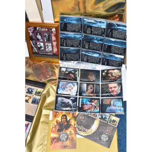 366 - A QUANTITY OF VARIOUS COLLECTORS MEMORABILIA, to include a Lord of the Rings 'The Return of the King... 