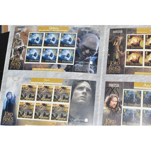 366 - A QUANTITY OF VARIOUS COLLECTORS MEMORABILIA, to include a Lord of the Rings 'The Return of the King... 