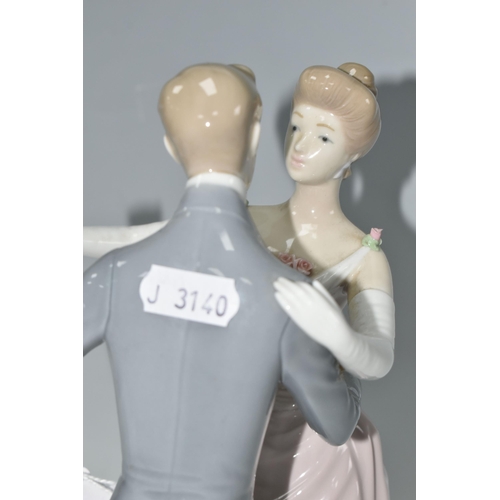 377 - A LLADRO 'ANNIVERSARY DANCE' FIGURE GROUP, model no 1372, sculptor Antonio Ballester, issued 1978-20... 