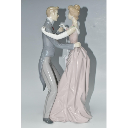 377 - A LLADRO 'ANNIVERSARY DANCE' FIGURE GROUP, model no 1372, sculptor Antonio Ballester, issued 1978-20... 