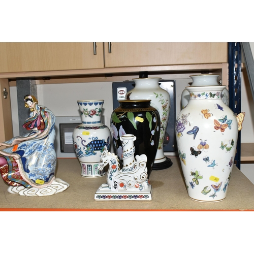 407 - A GROUP OF SEVEN LARGE FRANKLIN MINT PORCELAIN ORNAMENTS to include five vases comprising the vase o... 