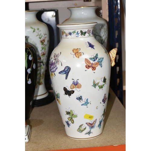 407 - A GROUP OF SEVEN LARGE FRANKLIN MINT PORCELAIN ORNAMENTS to include five vases comprising the vase o... 