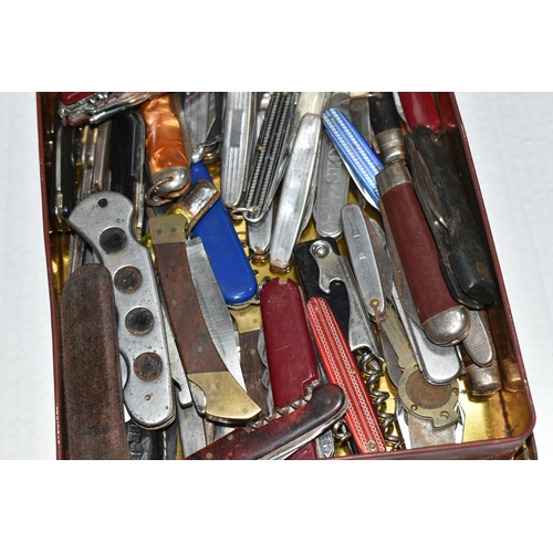 446 - A COLLECTION OF APPROXIMATELY FORTY PEN-KNIVES comprising twenty pen knives with assorted form and h... 