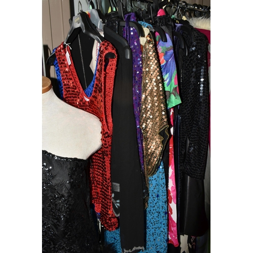 513 - A LARGE QUANTITY OF LADIES' EVENING DRESSES, FAUX FUR JACKETS, AND TOPS to include a vintage purple ... 