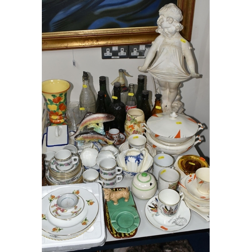 392 - A GROUP OF VINTAGE MISCELLANEOUS ITEMS comprising a partial Longtons art deco style dinner service a... 