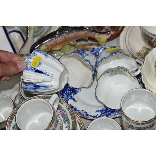 392 - A GROUP OF VINTAGE MISCELLANEOUS ITEMS comprising a partial Longtons art deco style dinner service a... 