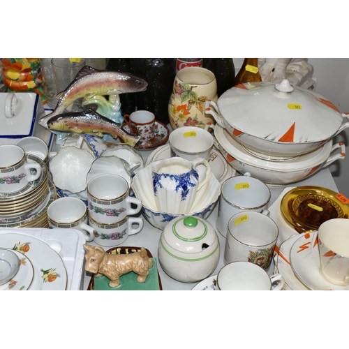 392 - A GROUP OF VINTAGE MISCELLANEOUS ITEMS comprising a partial Longtons art deco style dinner service a... 