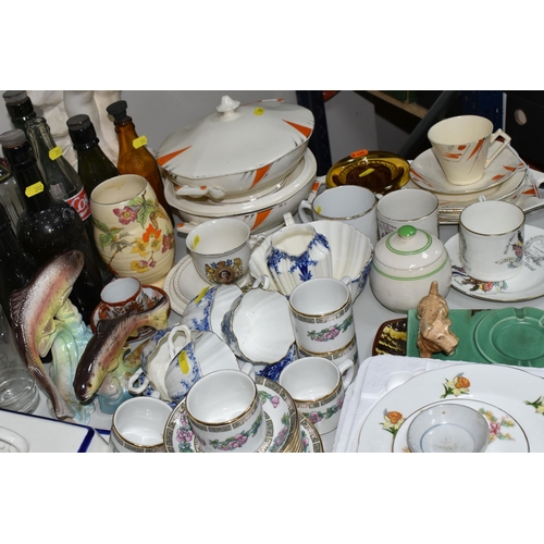 392 - A GROUP OF VINTAGE MISCELLANEOUS ITEMS comprising a partial Longtons art deco style dinner service a... 