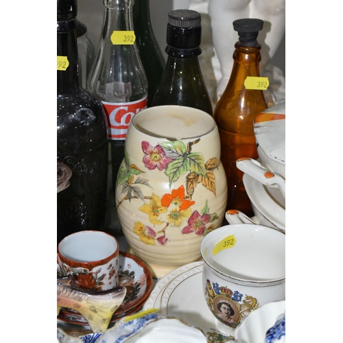 392 - A GROUP OF VINTAGE MISCELLANEOUS ITEMS comprising a partial Longtons art deco style dinner service a... 