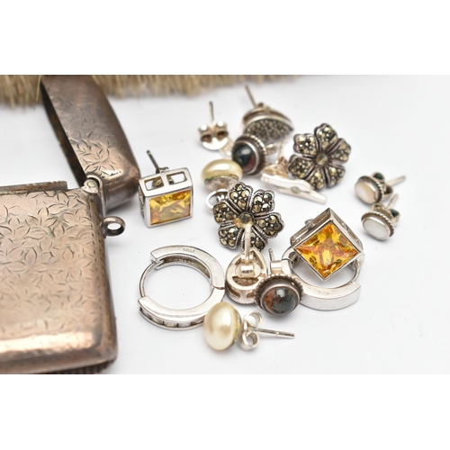 66 - A SILVER CLOTHES BRUSH, VESTA CASE AND OTHER ITEMS, to include a polished silver lined clothes brush... 