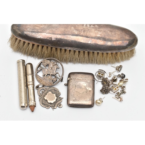 66 - A SILVER CLOTHES BRUSH, VESTA CASE AND OTHER ITEMS, to include a polished silver lined clothes brush... 