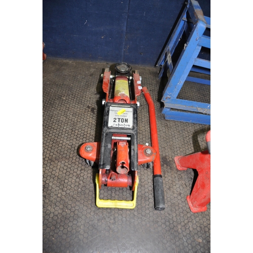 1052 - A COLLECTION OF AUTOMOTIVE TOOLS including a  Rangier trolley jack, a pair of Tool Rack axle stands,... 