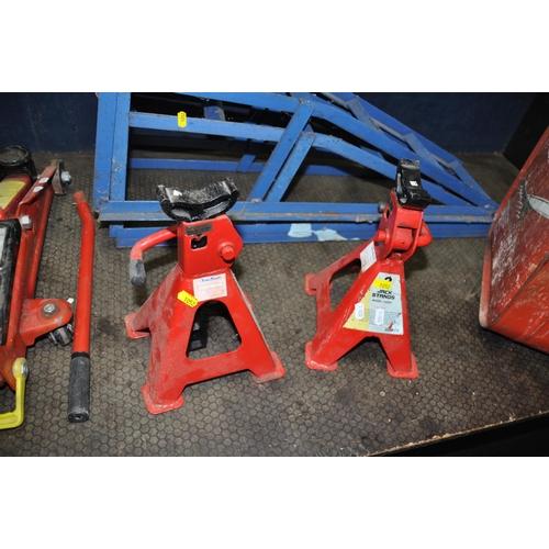 1052 - A COLLECTION OF AUTOMOTIVE TOOLS including a  Rangier trolley jack, a pair of Tool Rack axle stands,... 