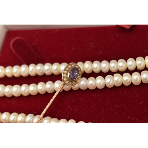 84 - A YELLOW METAL AMETHYST AND SPLIT PEARL STICK PIN AND A CULTURED BAROQUE PEARL NECKLACE, the stick p... 