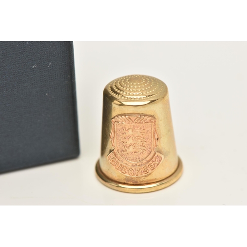 88 - A 9CT GOLD THIMBLE, displaying a coat of arms signed 'Guernsey', hallmarked 9ct Birmingham 2002, app... 