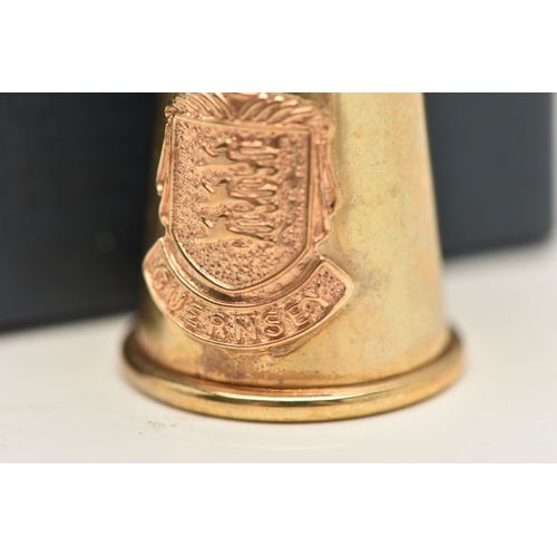 88 - A 9CT GOLD THIMBLE, displaying a coat of arms signed 'Guernsey', hallmarked 9ct Birmingham 2002, app... 