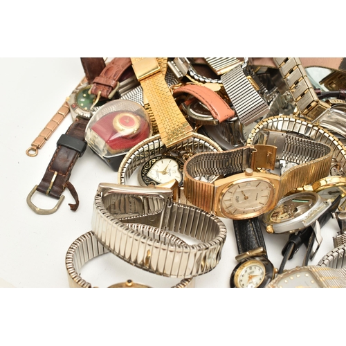 119 - A LARGE COLLECTION OF WATCHES, PORTABLE CLOCKS, A COMPASS, A GROUP OF VARIOUS WRISTWATCH STRAPS AND ... 