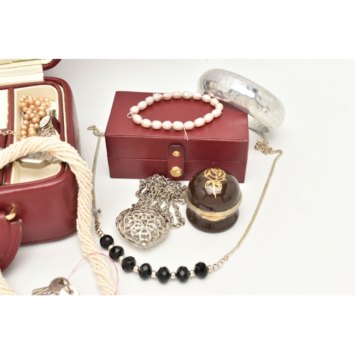 122 - A BOX OF ASSORTED SILVER/WHITE METAL AND COSTUME JEWELLERY, to include a silver cubic zirconia set h... 