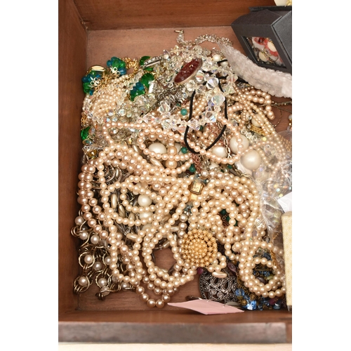 132 - A WOODEN BOX WITH A QUANTITY OF COSTUME JEWELLERY AND ITEMS, hinged wooden box with removable intern... 