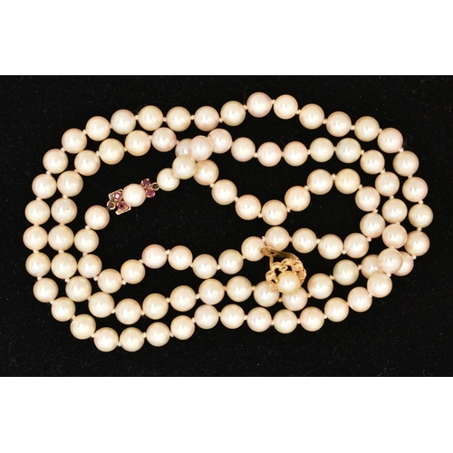 185 - A CULTURED PEARL NECKLACE AND A SINGLE EARRING, the single strand of cultured round white pearls wit... 