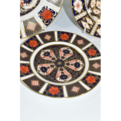 326 - A GROUP OF THREE ROYAL CROWN DERBY IMARI PATTERN CABINET PLATES AND SCENT BOTTLE, comprising an Imar... 