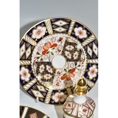 326 - A GROUP OF THREE ROYAL CROWN DERBY IMARI PATTERN CABINET PLATES AND SCENT BOTTLE, comprising an Imar... 