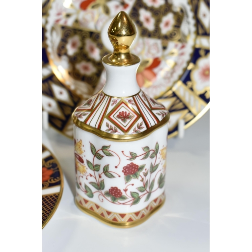 326 - A GROUP OF THREE ROYAL CROWN DERBY IMARI PATTERN CABINET PLATES AND SCENT BOTTLE, comprising an Imar... 