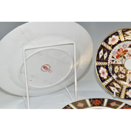 326 - A GROUP OF THREE ROYAL CROWN DERBY IMARI PATTERN CABINET PLATES AND SCENT BOTTLE, comprising an Imar... 