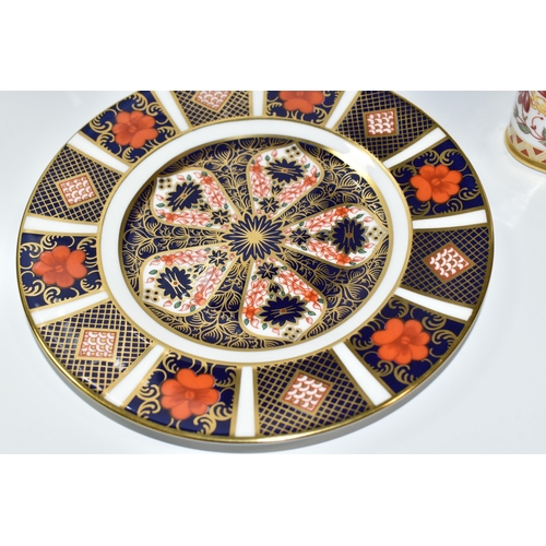 326 - A GROUP OF THREE ROYAL CROWN DERBY IMARI PATTERN CABINET PLATES AND SCENT BOTTLE, comprising an Imar... 