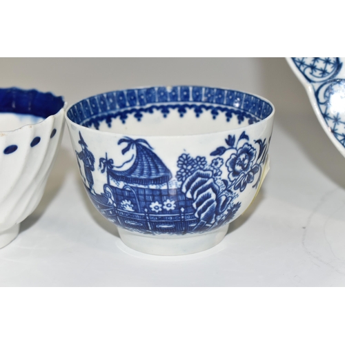 327 - THREE PIECES OF BLUE AND WHITE EIGHTEENTH / NINETEENTH CENTURY PORCELAIN, comprising a Worcester dis... 