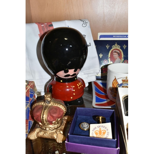 349 - A COLLECTION OF ROYAL COMMEMORATIVE ITEMS, to include a boxed glass medal made to commemorate the vi... 