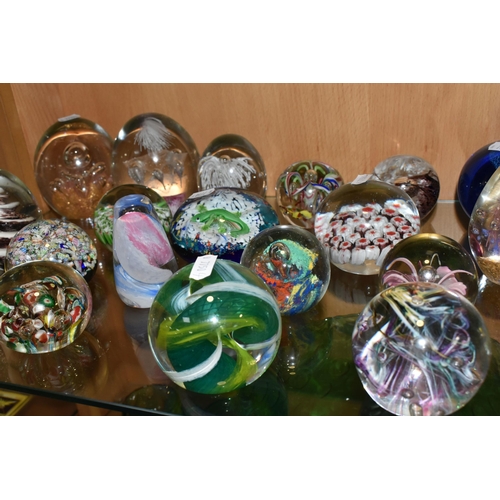 361 - A COLLECTION OF PAPERWEIGHTS, thirty one examples, to include a Caithness limited edition 'Rendezvou... 