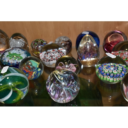 361 - A COLLECTION OF PAPERWEIGHTS, thirty one examples, to include a Caithness limited edition 'Rendezvou... 