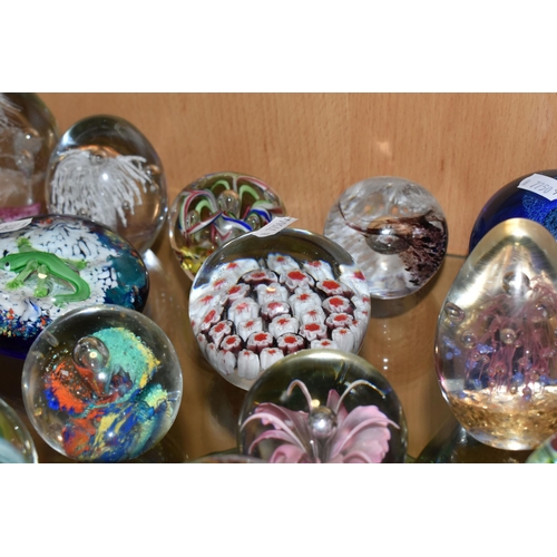 361 - A COLLECTION OF PAPERWEIGHTS, thirty one examples, to include a Caithness limited edition 'Rendezvou... 