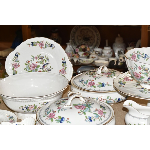 388 - A GROUP OF AYNSLEY PEMBROKE TEA AND DINNER WARES comprising fourteen tea cups, thirteen saucers (one... 