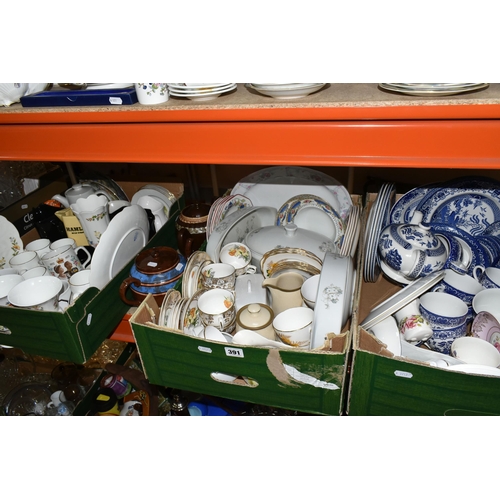 391 - THREE BOXES AND LOOSE CERAMICS to include a large quantity of blue and white Old Willow tea and tabl... 