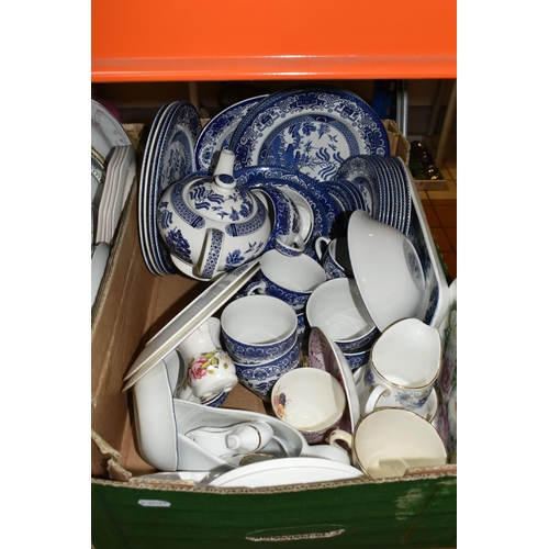 391 - THREE BOXES AND LOOSE CERAMICS to include a large quantity of blue and white Old Willow tea and tabl... 