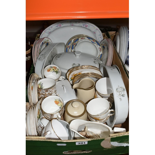 391 - THREE BOXES AND LOOSE CERAMICS to include a large quantity of blue and white Old Willow tea and tabl... 