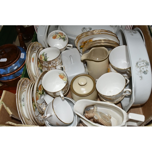 391 - THREE BOXES AND LOOSE CERAMICS to include a large quantity of blue and white Old Willow tea and tabl... 